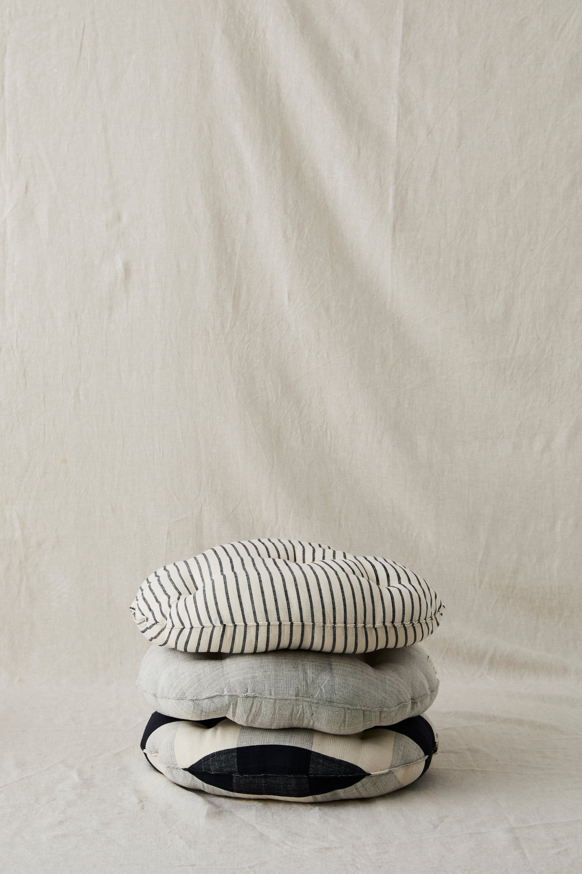 COTTON HANDWOVEN ROUND CUSHION CHECK | Imprint House