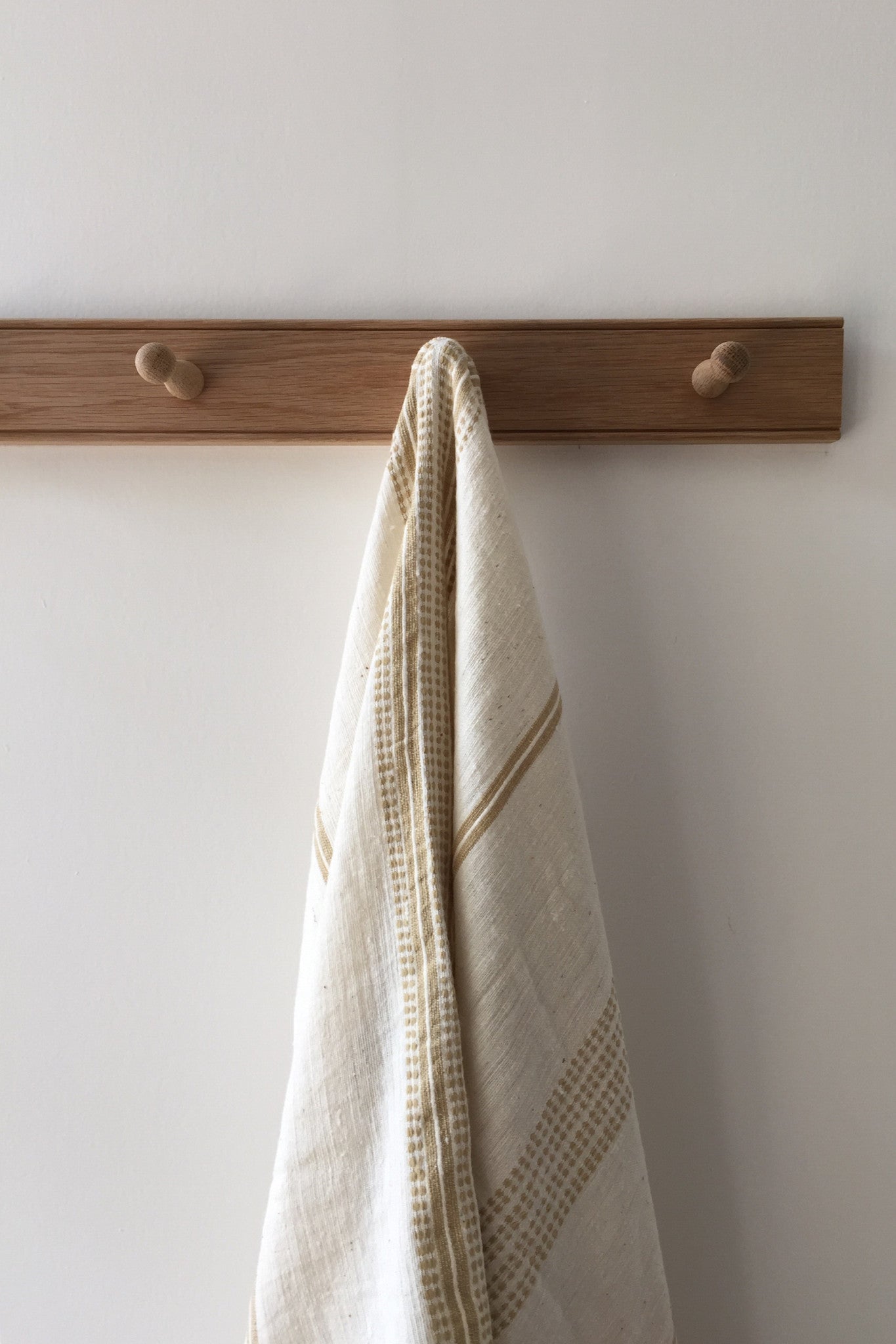 TIMBER PEG HOOK RAIL IN OAK - 4 PEGS - 0