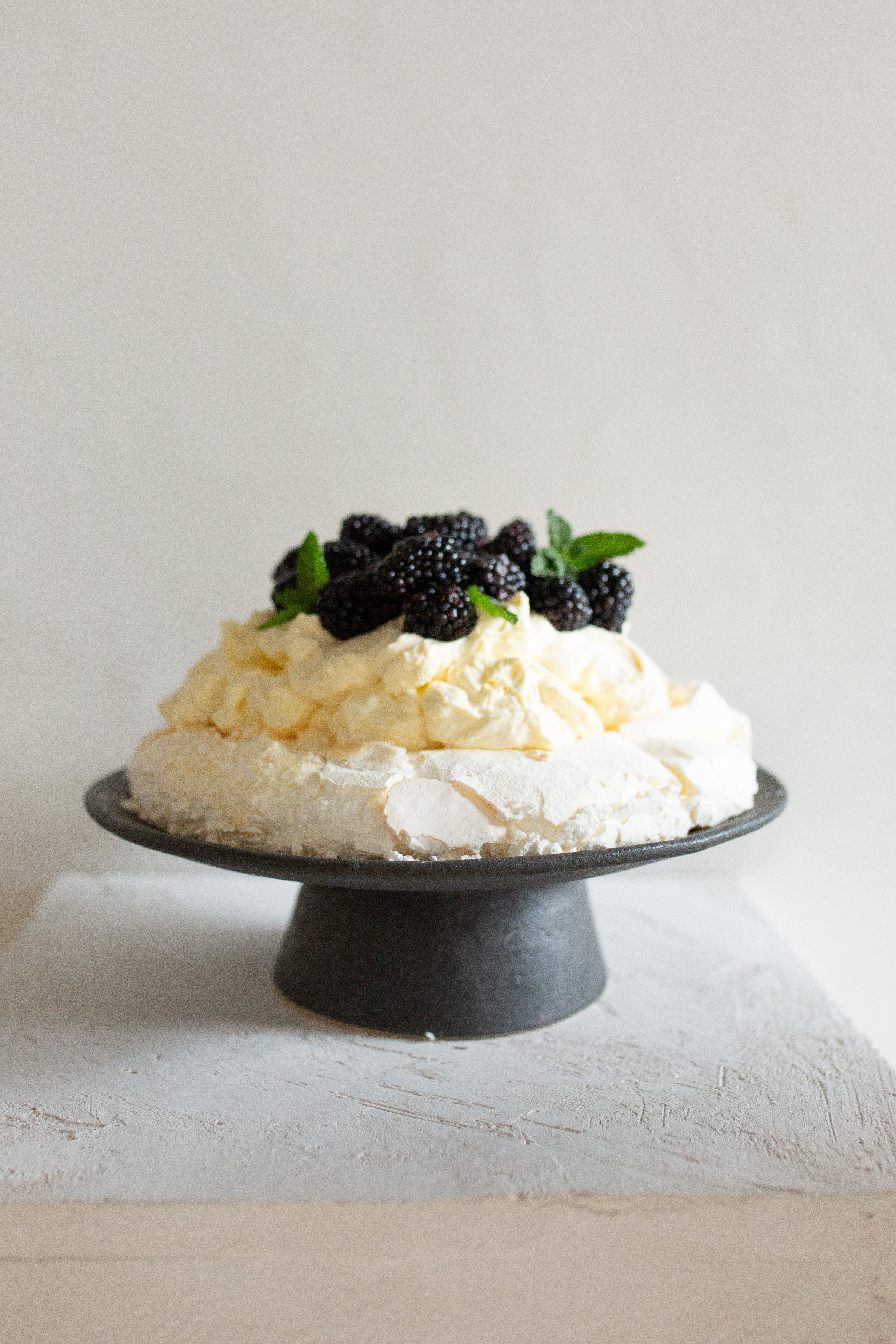 CERAMIC CAKE STAND IN CHARCOAL - 2