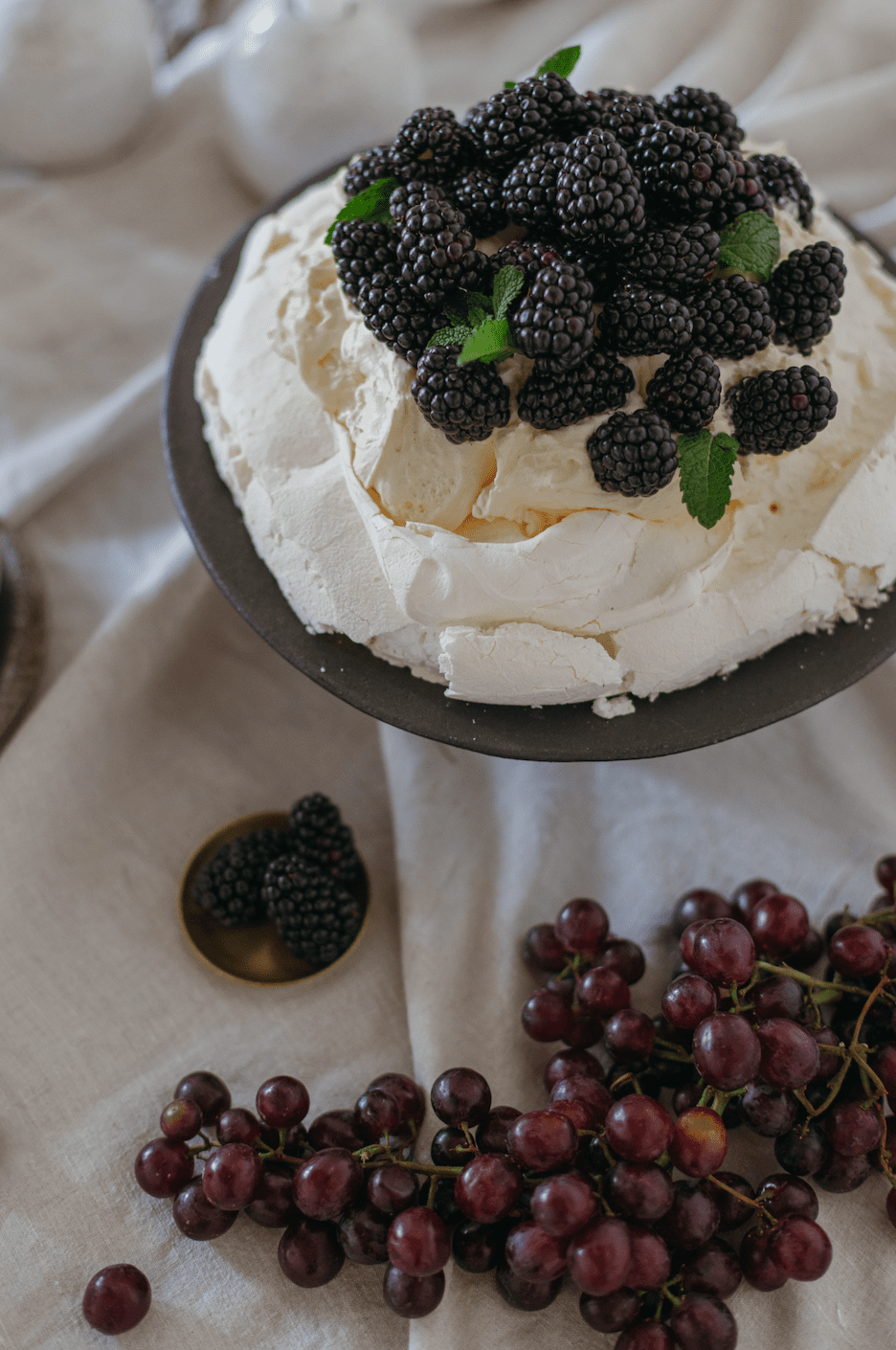 CERAMIC CAKE STAND IN CHARCOAL - 1